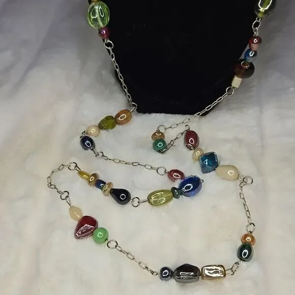 Glass beaded non adjustable silver tone necklace - Picture 2 of 5